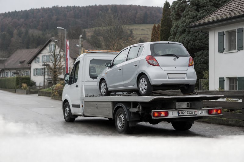 Abschleppwagen mit Auto beim Hol- und Bringservice