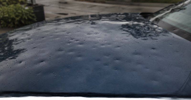 Hagelschaden auf einem Autodach